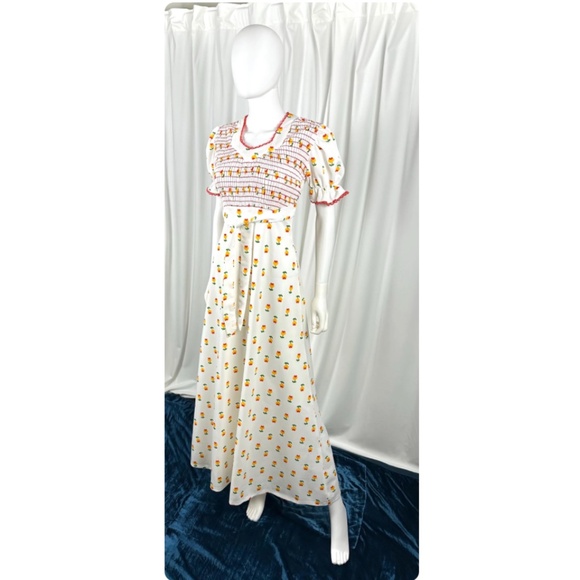 Vintage 1960’s 1970’s Floral Maxi Dress in Dusty White with Red Smocking • XS/S - Picture 5 of 10